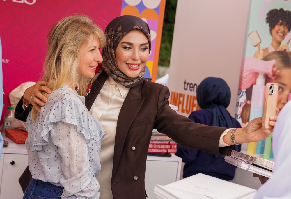Kehadiran Buttonscarves di Türkiye kemudian diperluas melalui keterlibatannya dalam Trendyol Influencer Fest 2026, yang berlangsung pada 25 September 2026. Acara ini dihadiri sekitar 2.000 peserta dari komunitas influencer dan kreatif Türkiye. Sebagai satu-satunya brand fashion yang terpilih untuk berpartisipasi, Buttonscarves memperkenalkan produk, identitas visual, serta perspektif fashion-nya kepada lebih banyak figur kreatif lokal.