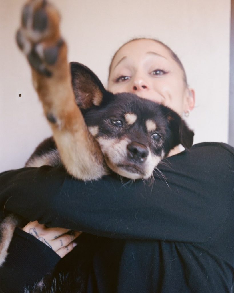 Tangis Ariana Grande Ditinggal Anjing Kesayangannya, Coco