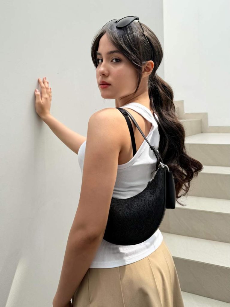 Duo Mini Kate Spade New York hadir melengkapi penampilan bintang sinetron Asmara Gen Z: Nicole Rossi